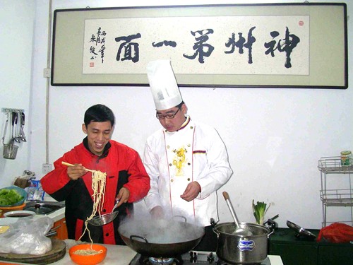 记者跟师傅学习各种汤料的调制